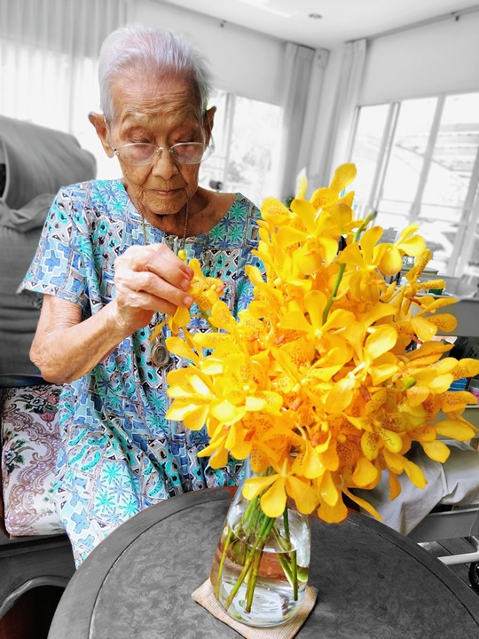 ดอกไม้ พะแนง และแกงไก่ ของคุณยายวัย 100 ปี